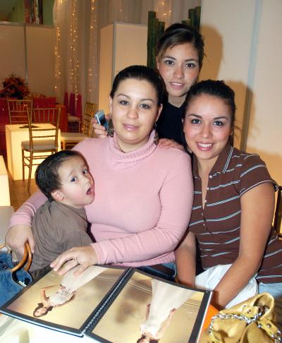 va_05022006 
Leticia Ávila, Michelle Orozco, Pamela Orozco y Héctor Hernández