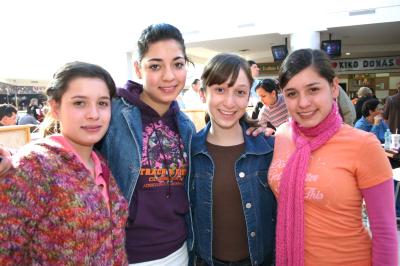 ch_08022006 
Ale, Marisol, Marcela y Daniela Mondragón.