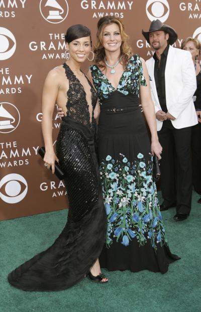 Alicia Keys y Faith Hill posaron a su llegada al Stapless Center