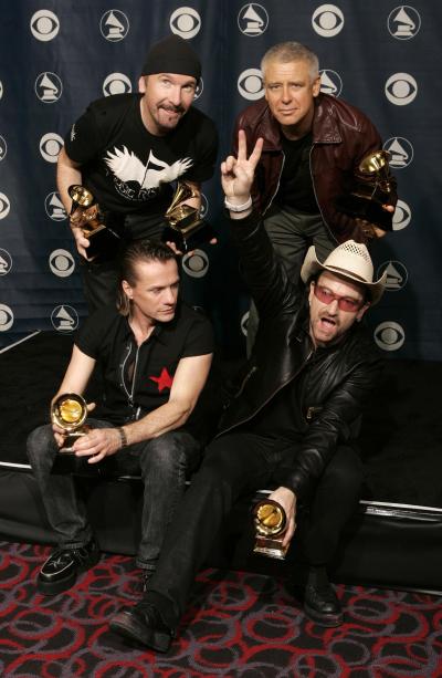 U2 logró un galardón en mejor álbum de rock, por 'How to Dismantle an Atomic Bomb'. El guitarrista The Edge dijo que el premio significaba mucho para el grupo, 'pero aún más valioso que los premios es el regalo que nos han dado, nos han permitido seguir haciendo nuestra música'.