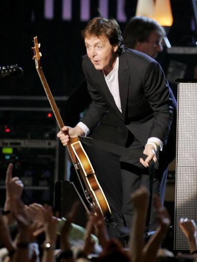 En el terreno artístico, sin duda destacó Paul McCartney quien por primera vez en su carrera actuó en una ceremonia del Grammy y en donde interpretó una combinación de Fine Line y Helter Skelter y más tarde regresó para cantar un rap de Yesterday con el sexteto de jóvenes de Linkin Park.