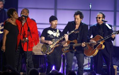 El grupo irlandés U2, que había ganado 15 premios Grammy en su carrera, se convirtió en el máximo ganador de la 48 entrega de estos premios al llevarse las cinco nominaciones en las que estaba postulado


Irma Thomas, Mam Moore, The Edge de U2 , Bruce Springsteen y Elvis Costello interpretan 'Yes We Can' durante un trubuto a Nueva Orleans.