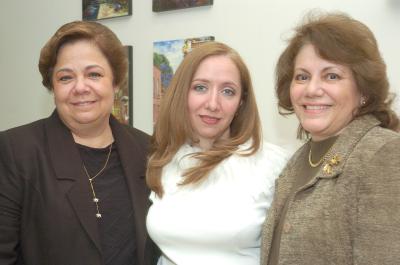de_10022006 
Gabriela Vargas Rosas disfruto una despedida que le organizaron Gabriela Rosas y María Alicia Sánchez