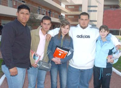 va_10022006 
Humberto de los Santos , Mario Olivares, Mariana Peressini, Alejandro Islas y Gilda García.