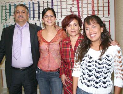 va_10022006 
Javier Moreno, Gilda Moreno Juárez, carmen Juárez y Tania Moreno Juárez