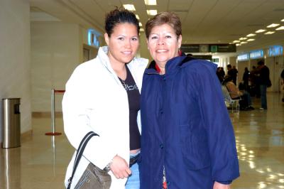 vi_10022006 
Irma Romero viajó a Los Ángeles la despidió Dulce Rioja.