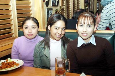 ch_11022006 
Jéssica Pérez, Carolina Ríos y Diana Robles