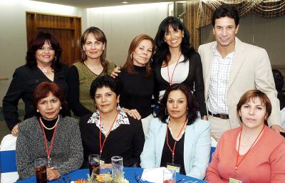 gr_11022006 
Cony de Larrañaga, Irma y Zoila Delgadillo, Guadalupe Güereca, Dora López, María Elena Verano y otros amigos.