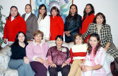 gr_11022006 
Gabriela Yáñez de Aguilera acompañada por un grupo de amigas en la fiesta de canastilla que le prepararon por el cercano nacimiento de su bebé.