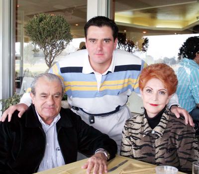 va_11022006 s_Marcelo Torres Michel, Alberto Torres Cofiño y Beba Cofiño de Torres.jpg