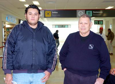 vi_11022006 
Jesús Vásquez viajó a Los Ángeles,  lo despidió José Vásquez.