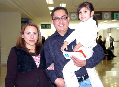 vi_11022006
Mario Rodríguez, Roxana Rivas y Melissa Rodríguez viajaron al DF.