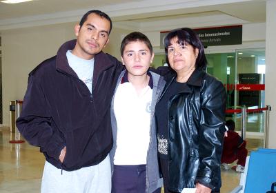 vi_12022006 
Ángeles Martínez viajó a Tijuana, la despidieron Rubén y Brian Vaquera