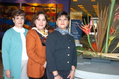 va_12022006 Ana Elena León de García celebró su onomástico acompañada de su mamá y su hermana.