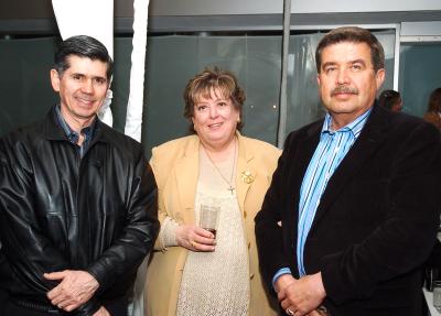 va_12022006 
Jaime Méndez Vigatá, Carlos Uriel Noyola y María Cossío de Noyola.