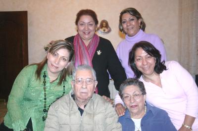 va_12022006 
Miguel Ángel Sylveira y María del Carmen de Silveyra celebraron su 63 aniversario de matrimonio en compañía de sus hijos.