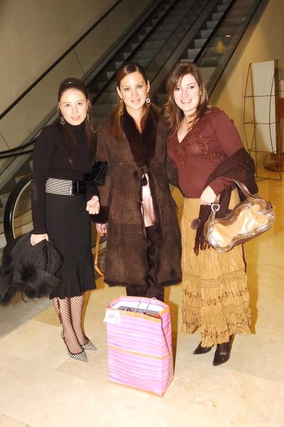 va_12022006 
Paola Veyán, Maruza de Cid y Valeria Boheriger.