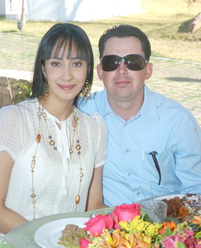 pa_13022006 
Cristina Flores y Amado Rodríguez.