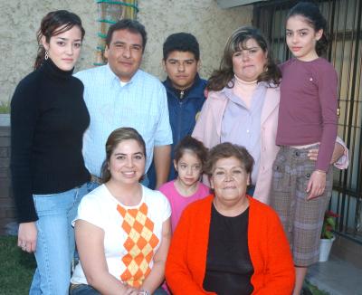 gr_12022006 
Dennis Roig, David Ramirez, Emma Armendáriz, Bárbara Armendáriz, Victoria Armendáriz, Emma Ortega y Lynette Roig.