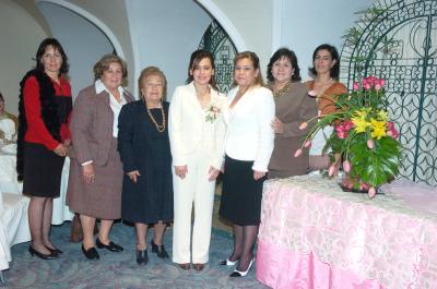 gr_12022006 
Isabel Campa en su despedida de soltera compañada por Isabel Cháirez, Lourdes Luna, Guadalupe Campa, Gabriela Campa y Lourdes Campa.