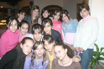 gr_13022006  
Ana Karen Aguirre Pasos disfrutó de una fiesta con motivo de su doceavo cumpleaños en compañía de sus amigas.