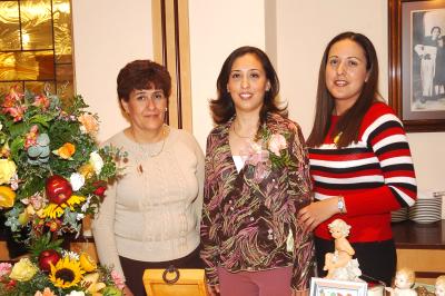 de_12022006 
Virginia García y Alma Morales le ofrecieron una dsepedida de soltera a Verónica Mancera.
