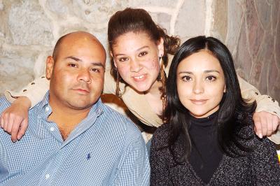 ch_12022006 
Israel Jiménez y Ana Laura Villalobos junto a María Fernanda.