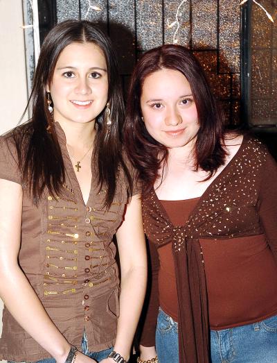 ch_12022006 
Lucía Echeverría y Liza Durón.