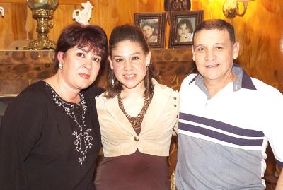 ch_12022006 
María Fernanda junto a sus papás Héctor y Cuca Pastrana.
