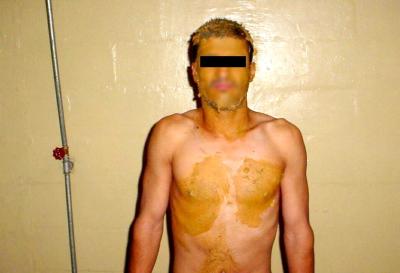 La emisora satelital Al-Jazeera difundió breves tramos de las filmaciones, incluida la cara de un preso agonizante, un hombre encapuchado y en ropa interior, una figura desnuda que yacía junto a lo que parecía ser un charco de sangre y otra con un hombre, aparentemente Graner, que sonreía al sostener a un preso


La SBS dijo que en muchas de las fotos aparecía Graner manteniendo relaciones sexuales con Lynndie England, la reservista de 23 años que está cumpliendo una condena de tres años de prisión por abusos a los detenidos. England dice que Graner es el padre de su hijo. Esas fotos no fueron difundidas.