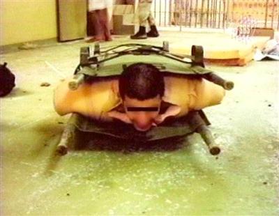 La cadena no identificó a las personas que aparecen en las imágenes. Sin embargo, en varias fotos aparece aparentemente el ex cabo Charles Graner, quien cumple una condena de 10 años en una prisión militar por abusos cometidos contra presos iraquíes.