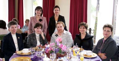 gr_15022006
 Lourdes Jaidar de Macías, Susana Elías, Carmen de Yarza, Cristina Grageda de Macías, Laura de Pámanes, Velia Jaidar y Cristy de Yarza