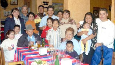 gr_16022006 
Álvaro Reyes Pérez y María Castro de Reyes celebraron sus 42 años de matrimonio en compañía de sus familiares.
