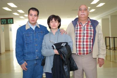 vi_15022006
 Martha de Armendáriz viajó a Barcelona, la despidieron Juan GUtiérrez y Juan Amendáriz