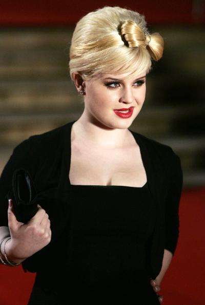 Kelly Osbourne lució un nuevo look a su llegada a la ceremonia de premiación.