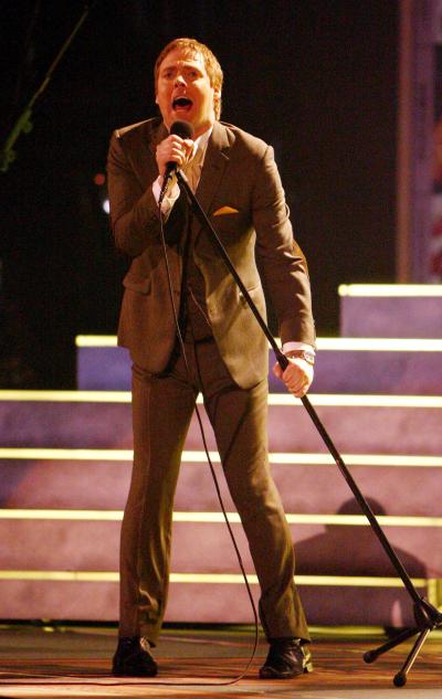 Ricky Wilson, vocalista de los Kaiser, recogió el premio al mejor grupo de rock.