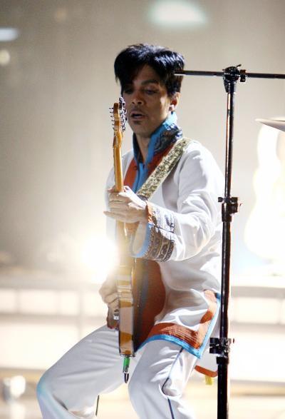 Prince voló a Londres especialmente para estar presente en la entrega de premios e interpretó sus grandes éxitos de los ochenta, 'Purple Rain' y 'Let's go crazy'.