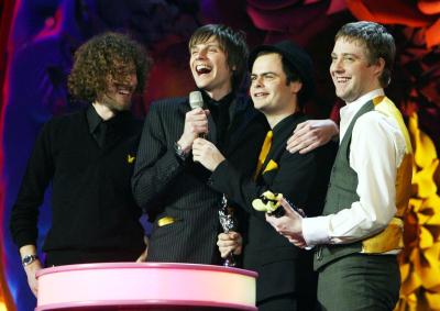 La banda de rock Kaiser Chiefs triunfó en la entrega de los premios Brit de música al conseguir tres galardones de los cinco a que optaba, entre ellos el codiciado al mejor grupo británico.