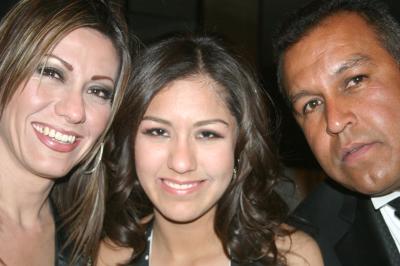 ch_18022006
Marifer con su papás Verónica Martínez y Tony Chincoya.