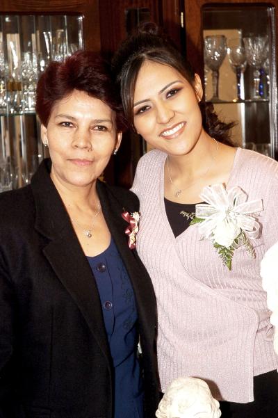 de_17022006 
Rocío Aguilar Martínez en compañía de su mamá, María Aurora Martínez de Aguilar, quien le ofreció una despedida por su cercano enlace.