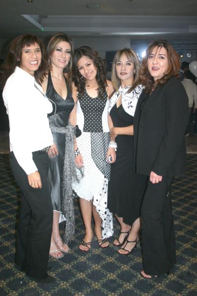 gr_18022006 
Marifer Chincoya con su mamá Verónica y tías Angélica, PIna y Mary  Carmen Martínez.