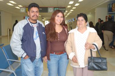 vi_17022006 
Lourdes López viajó a Tijuana, la despidieron TOmas Andrade y Fernando Nava.