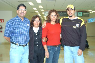 vi_17022006 
Sarahí Núñez viajó a Tijuana, la despidieron Benjamín, Ángeles y Luis.