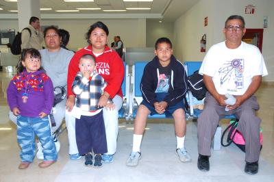 vi_18022006 
 Rita Loera y Pablo Rivera viajaron a Tijuana y los despidió la familia Loera.