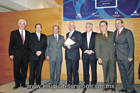 INTERESANTE CONFERENCIA
Antonio Foster, Guillermo Navarro, Alberto Villarreal, Pedro Aspe, Guillermo Safa, Ezequiel Siller y Guillermo Sáenz