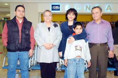 vi_19022006 
 Sofía, Cesar y Candelario Machado, viajaron a Tijuana y los despidieron Susana del Río y Francísco Rubio.