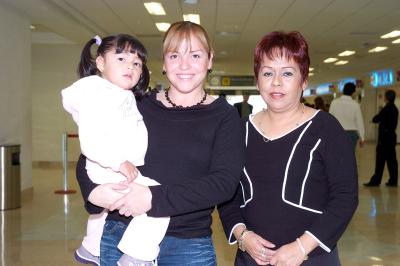 vi_20022006 
 Lupita de Gómez, Ana Lucía Gómez y Ana Sofía Vielma, viajaron a Disneylandia.