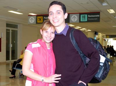 vi_20022006 
 Miguel Rocha viajó a Italia y lo despidió Verónica Reyes