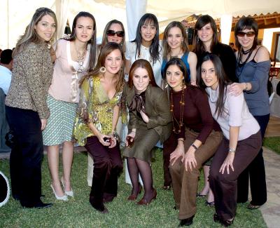 gr_19022006 
Laura, Lupita, Belinda, Marusa, Paty, Rhoda, Cristina, Ale, Adri, Érika, Mónica en pasado acontecimiento.jpg