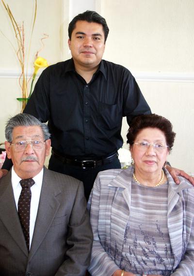va_19022006 
Catalina Ceniceros de Aguilera festejó 71 años de vida en compañía de su esposo Rogelio Aguilera y su hijo Rogelio Aguilera.jpg